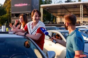 На парковке Лужников прошел концерт группы The Hatters в формате "drive-in"