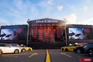 На парковке Лужников прошел концерт группы The Hatters в формате "drive-in"