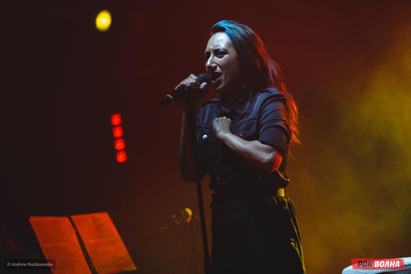 Louna выступили внезапно с акустическим концертом в Москве