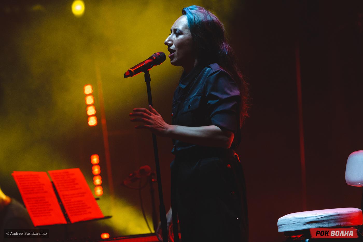 Louna выступили внезапно с акустическим концертом в Москве