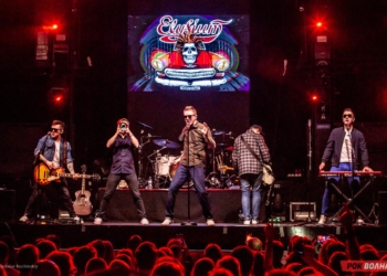 Космический панк-рок от команды «Элизиум» на сцене питерского клуба «Аврора»